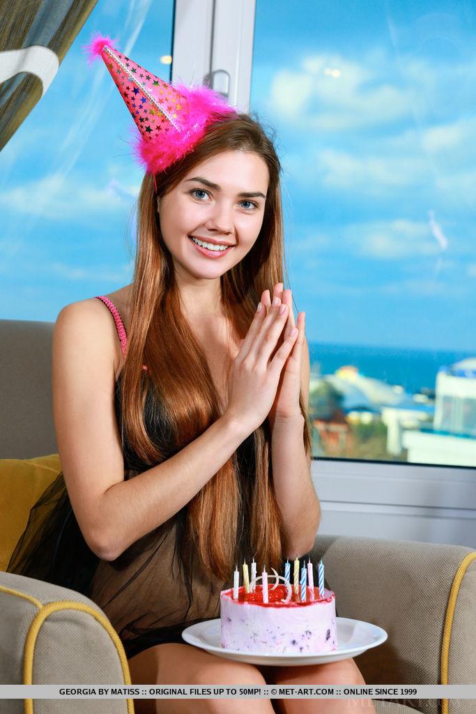 Schöne teen georgia feiert ihren Geburtstag, indem sie sich nackt
 #60598903