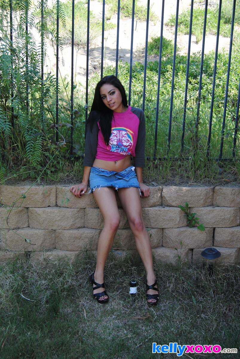 Kelly xoxo zeigt ihre hübsche Muschi in einem kurzen Jeans-Rock
 #58717375