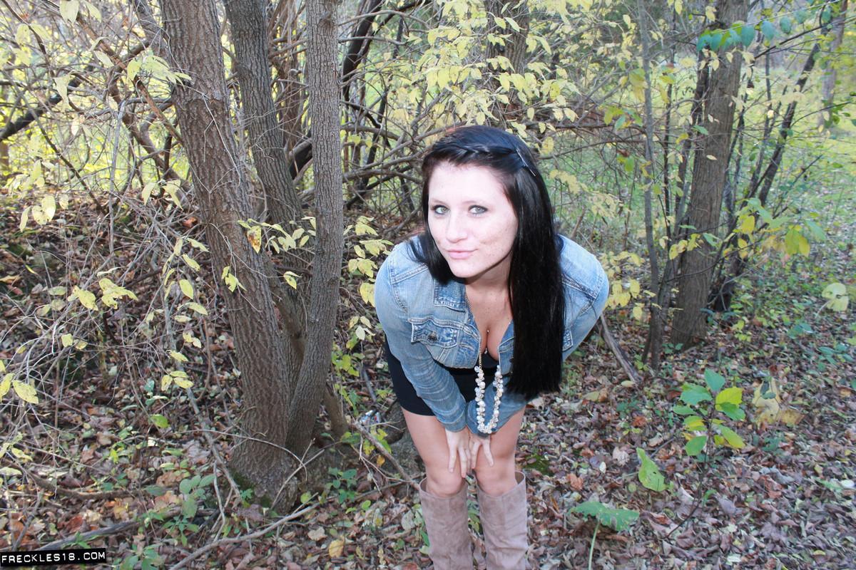 ブルネットのかわいこちゃんfreckles 18は、森の中で彼女のパンティーとブラジャーを見せてくれます。
 #54411195