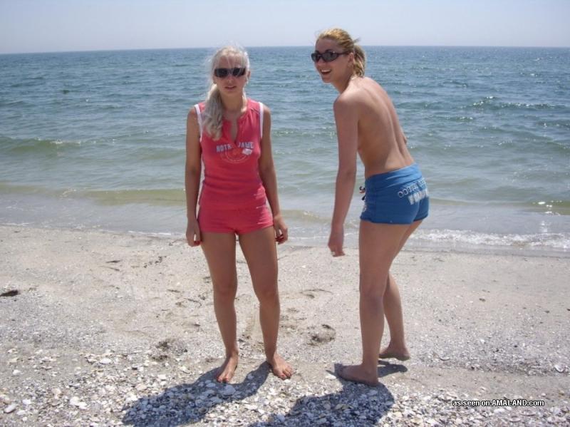 Lesbiche calde e nude che si danno piacere a vicenda su una spiaggia
 #60645454