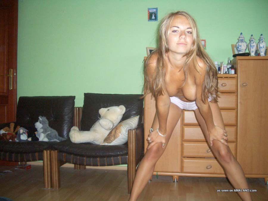 Photos d'une copine super chaude montrant ses jambes sexy
 #60924884