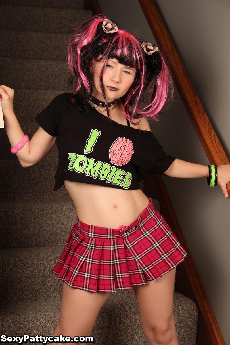 Pictures of Pattycake dressed as a sexy zombie rocker #59954163