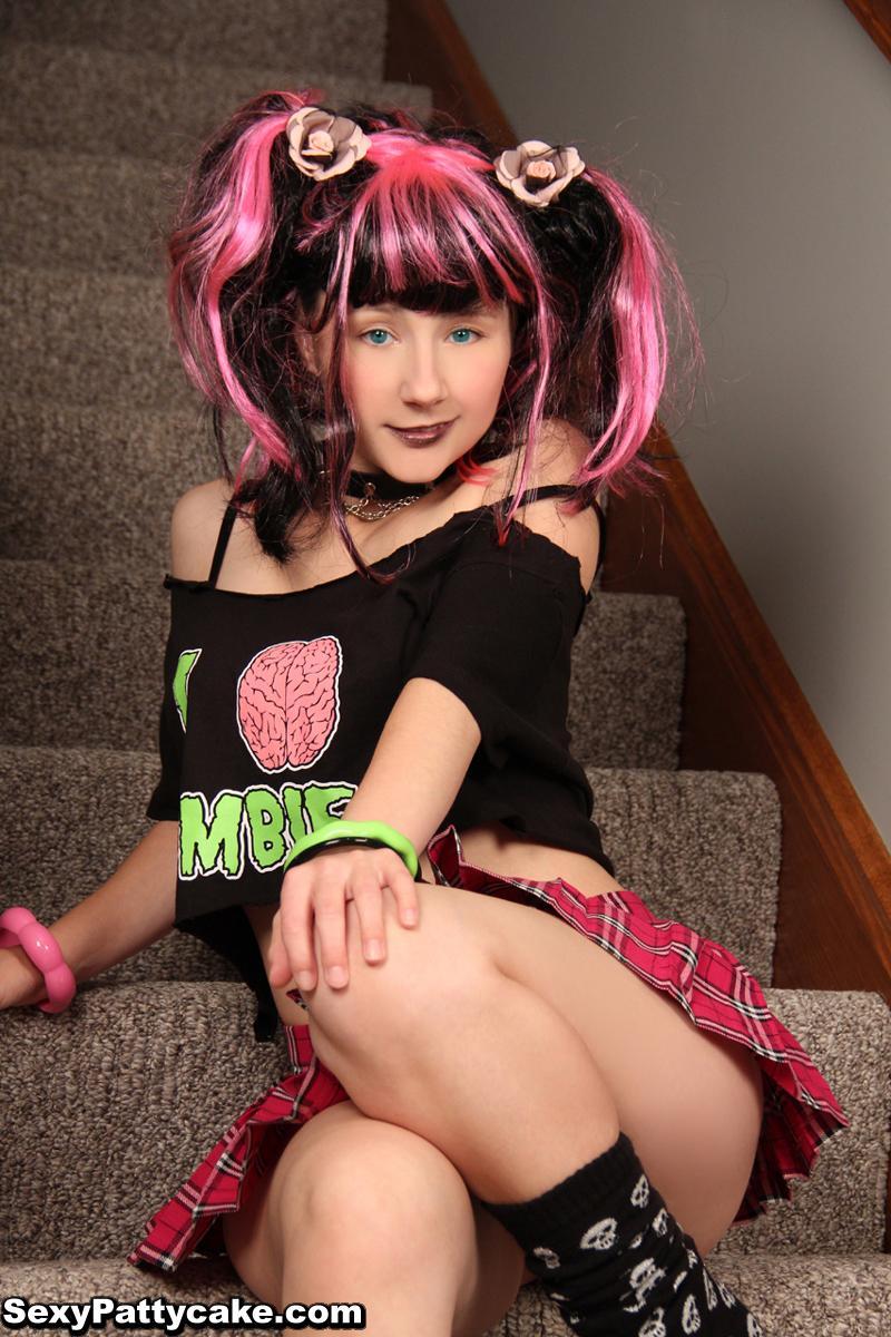 Bilder von Pattycake gekleidet als sexy Zombie-Rocker
 #59954166
