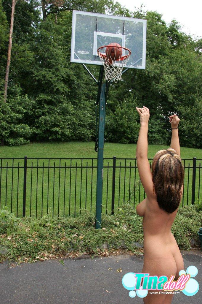 ティナ人形は、裸のバスケットボールを果たしている
 #60101383