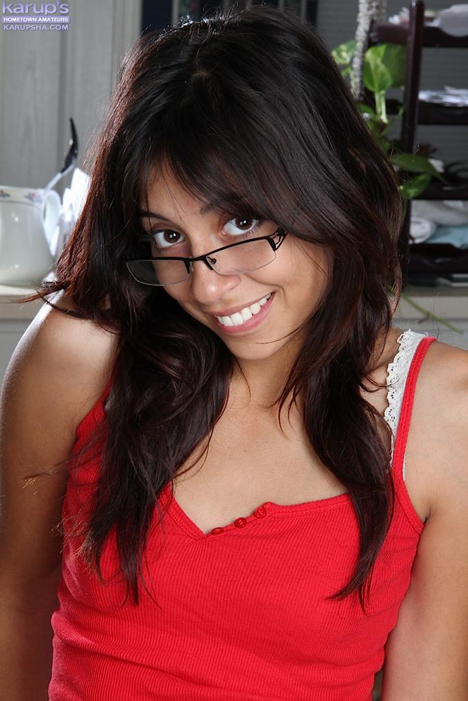 眼鏡を外して剃ったマンコをこするラテン系の女学生 rocky
 #60541074