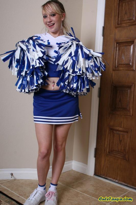 Bilder von jugendlich Cheerleader süße tanya zeigt Ihnen ihre Muschi
 #53909101