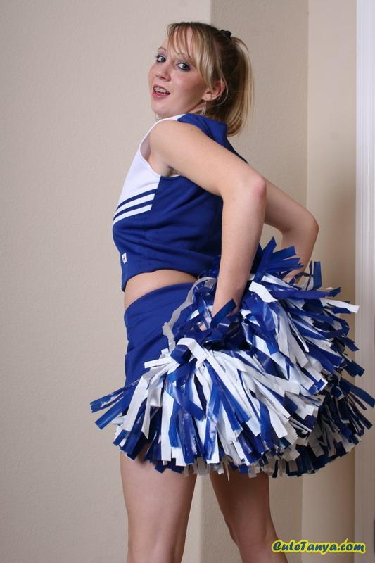 Bilder von jugendlich Cheerleader süße tanya zeigt Ihnen ihre Muschi
 #53909185