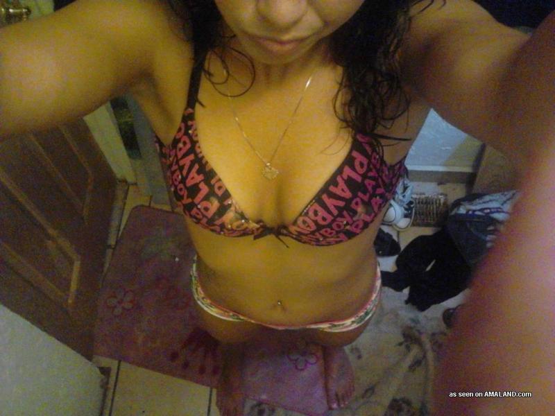 Collection de photos d'une amatrice perverse posant pour son amant
 #60713610