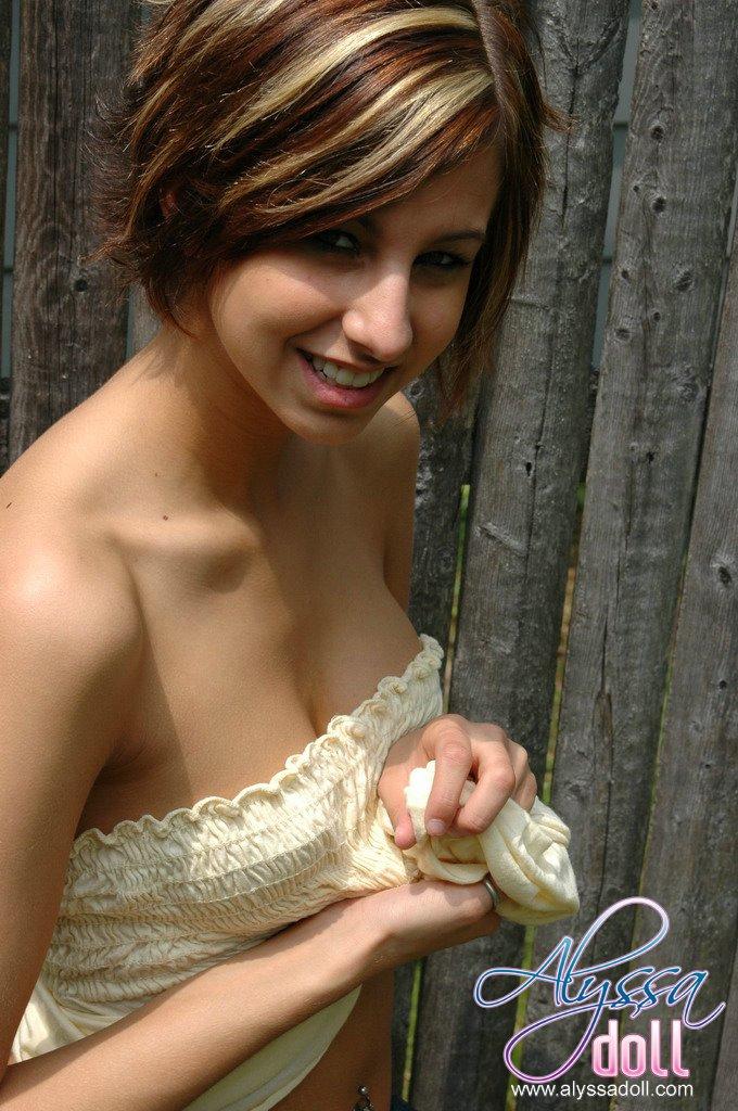 Photos d'Alyssa doll exposant ses seins bien fermes
 #53052046
