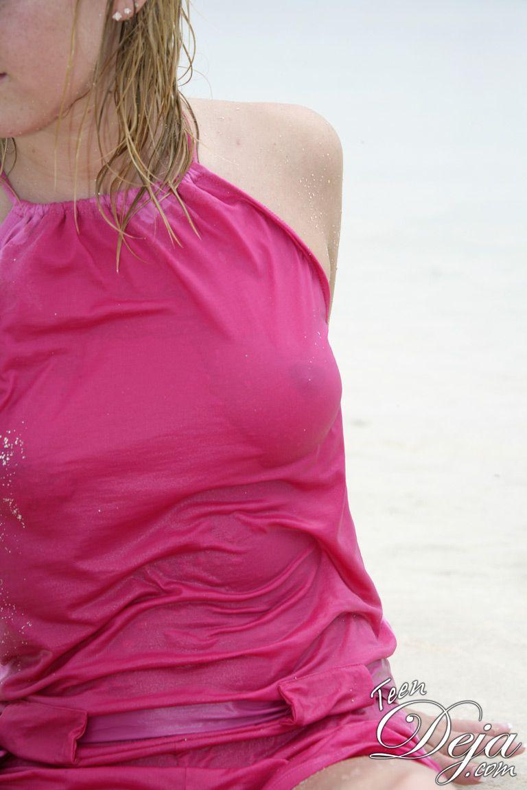 ティーンデジャの写真は、ビーチで濡れて裸になる
 #60077926