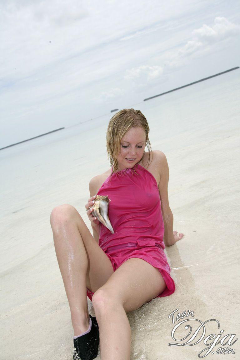 ティーンデジャの写真は、ビーチで濡れて裸になる
 #60077959