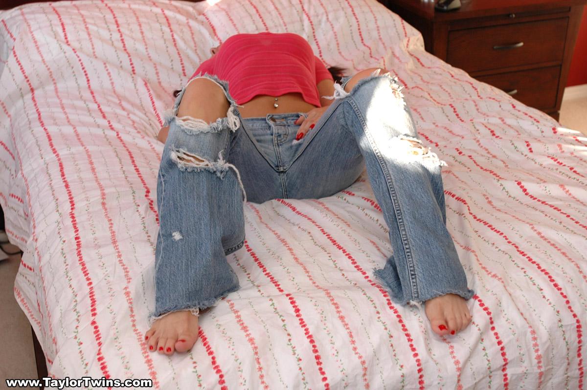 ベッドで彼女のジーンズを脱ぐテイラーツインの写真
 #60073057
