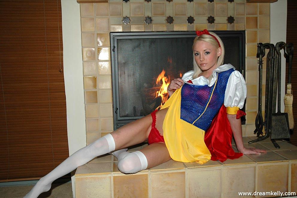 Pictures of Dream Kelly in a snow white costume #54106657