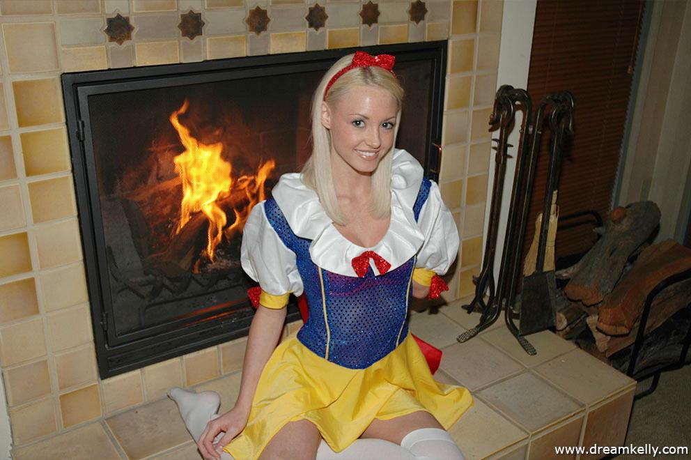 Pictures of Dream Kelly in a snow white costume #54106735