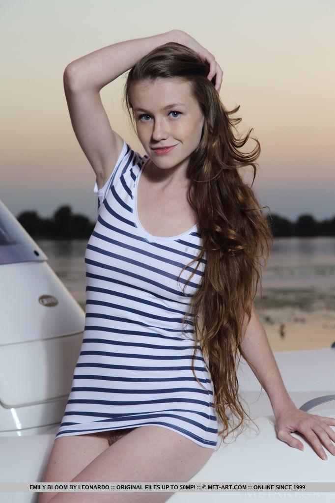 美しいモデルのエミリー・ブルームは、あなたと一緒に太陽の下を航海したいと思っています。
 #54220569