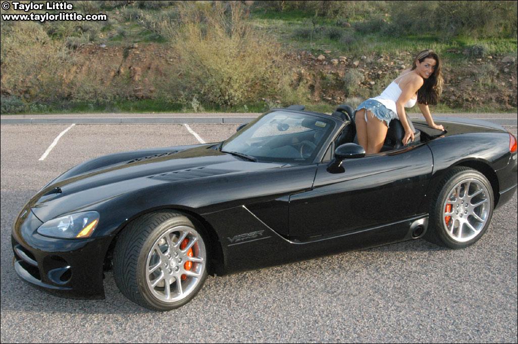 セクシーなスポーツカーでポーズをとるテイラーリトルの写真
 #60069823