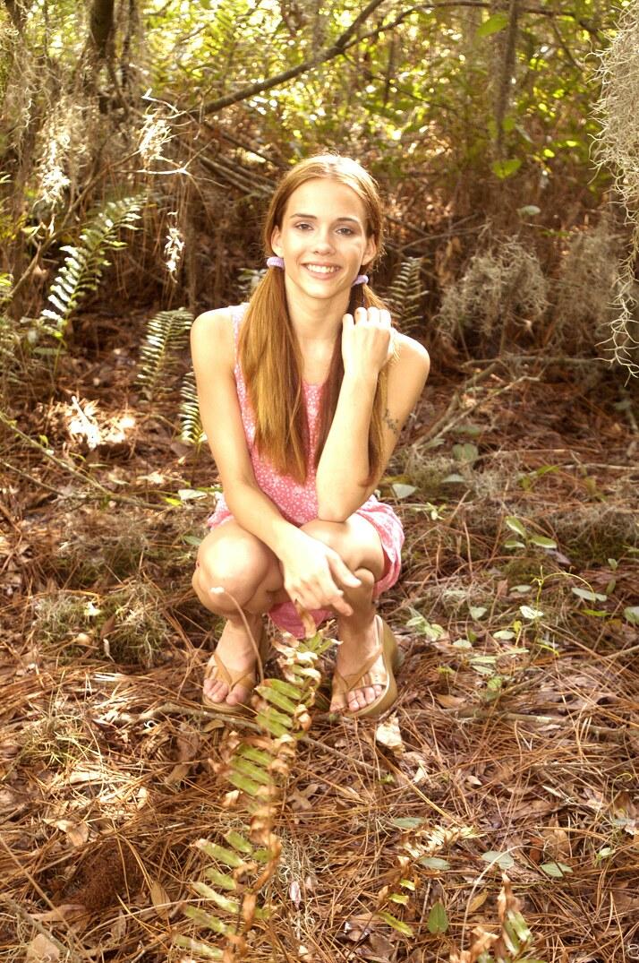 ティーンスターのジェニーハートの写真は、森の中で彼女のプッシーを示している
 #55349022