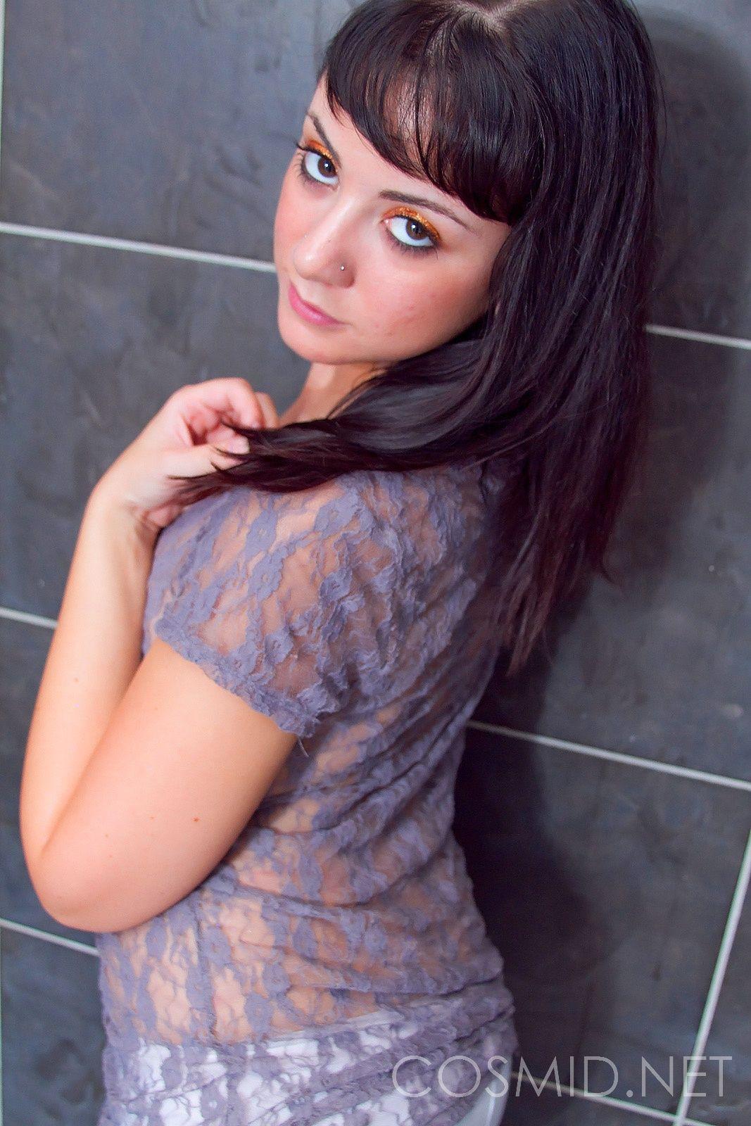 シャワーでホットブルネットの女の子の写真
 #60294262
