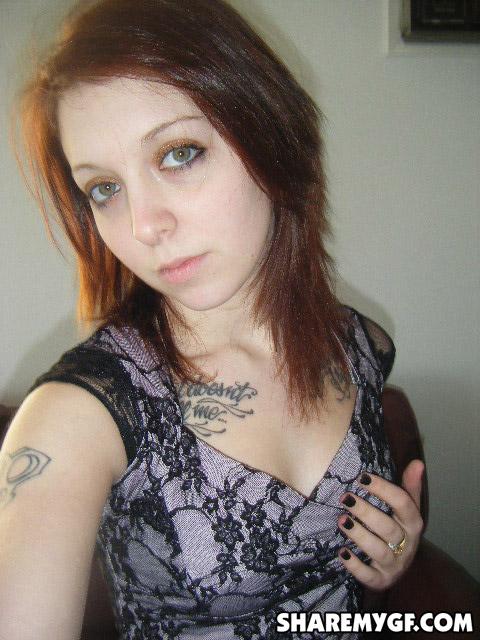 Chica caliente tatuada toma algunas fotos sexy de sí misma sólo para ti
 #60798241