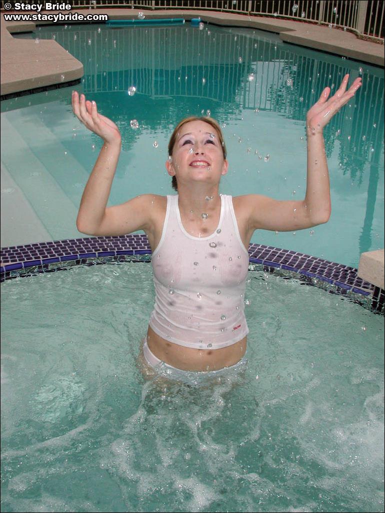 Fotos de la novia Stacy nadando desnuda
 #60006834