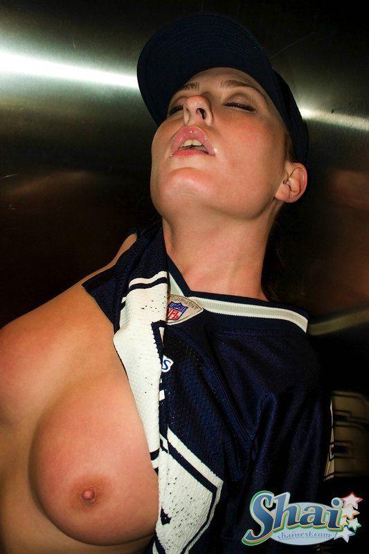 Bilder von teen shai west spielt mit sich selbst in einem Trikot
 #59957265