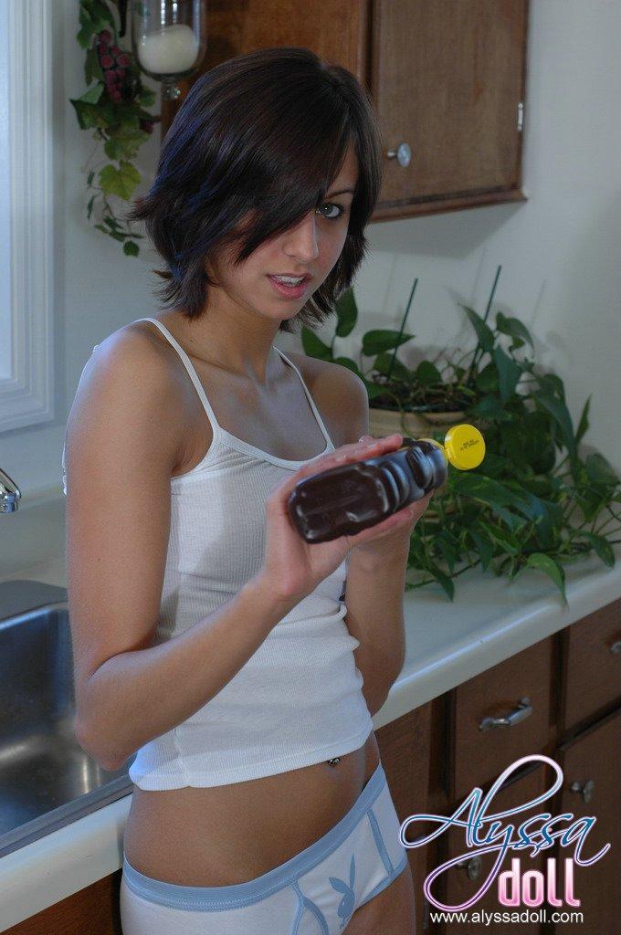 Alyssa se salit avec du sirop de chocolat.
 #53054065