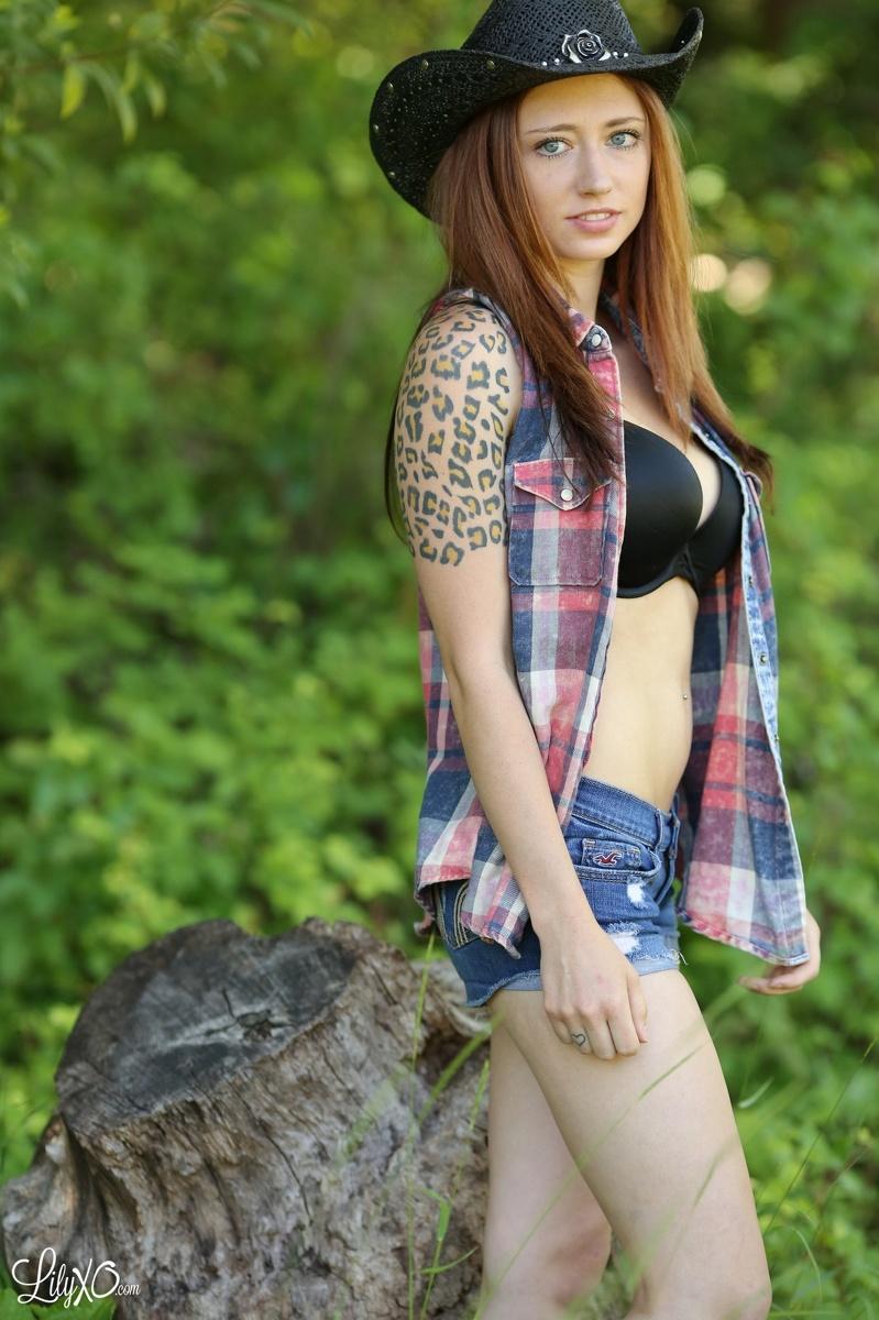 Lily xo est une cowgirl sexy dans la forêt.
 #58964006