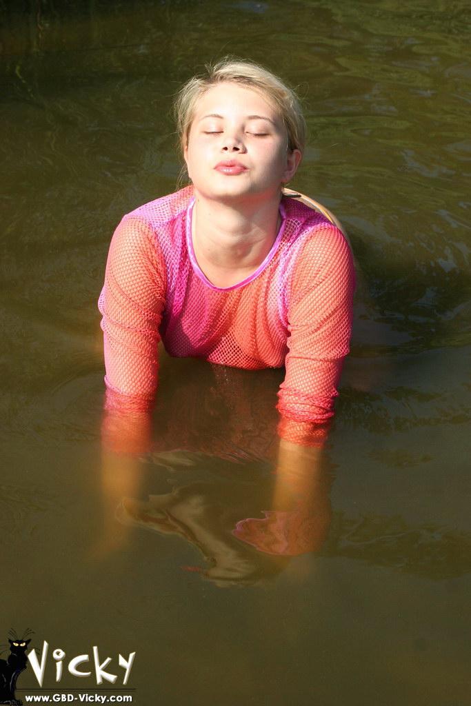 Fotos de gbd vicky mojandose en el agua
 #54452371