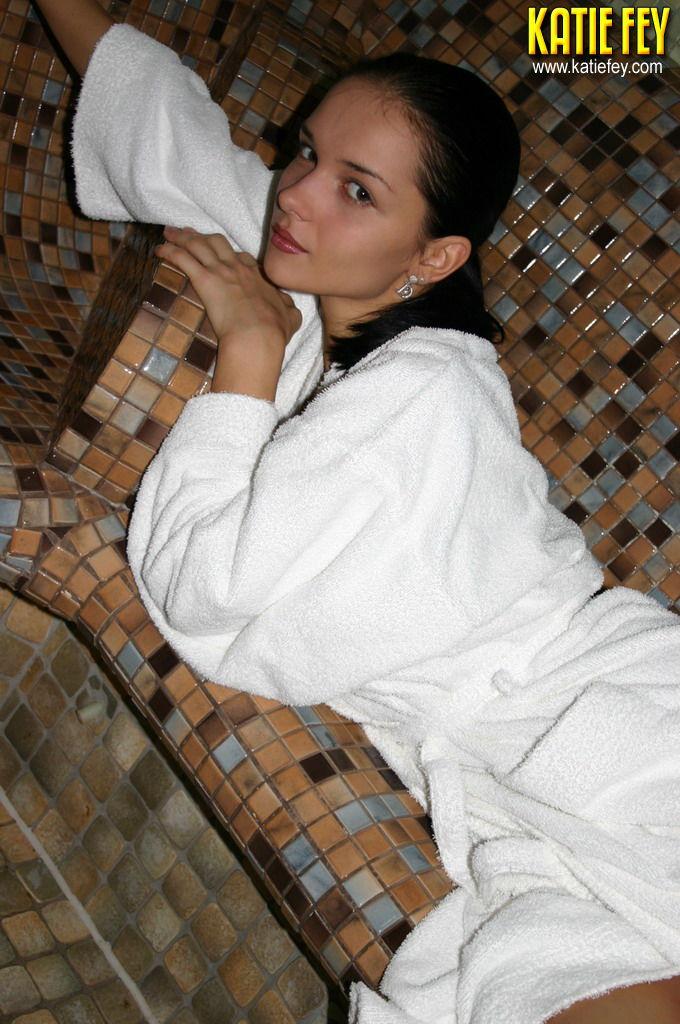 Katie fey in einem Bademantel
 #58145708