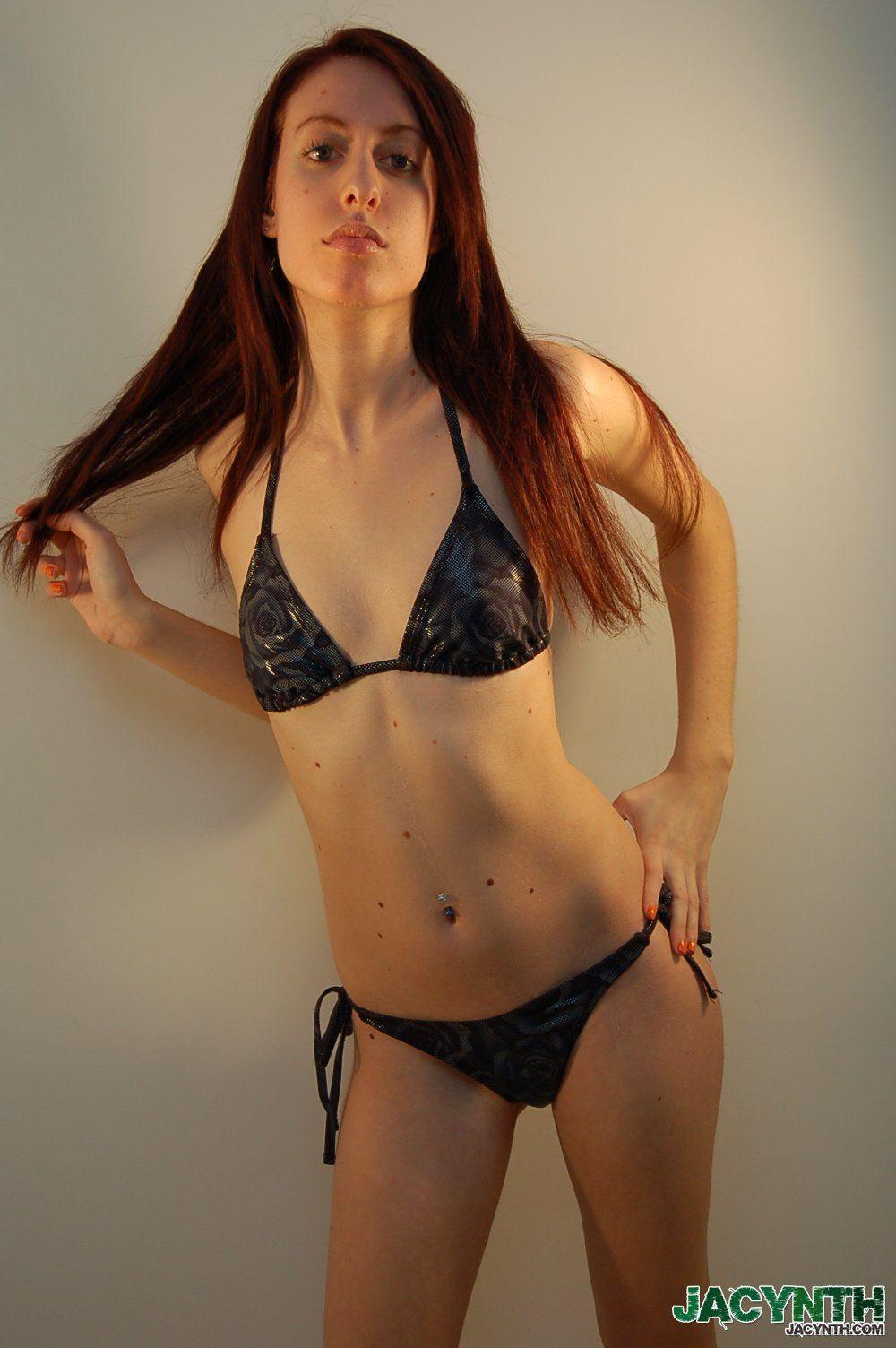 Photos de la jeune nympho Jacynth en train de taquiner dans son bikini moulant
 #55034335