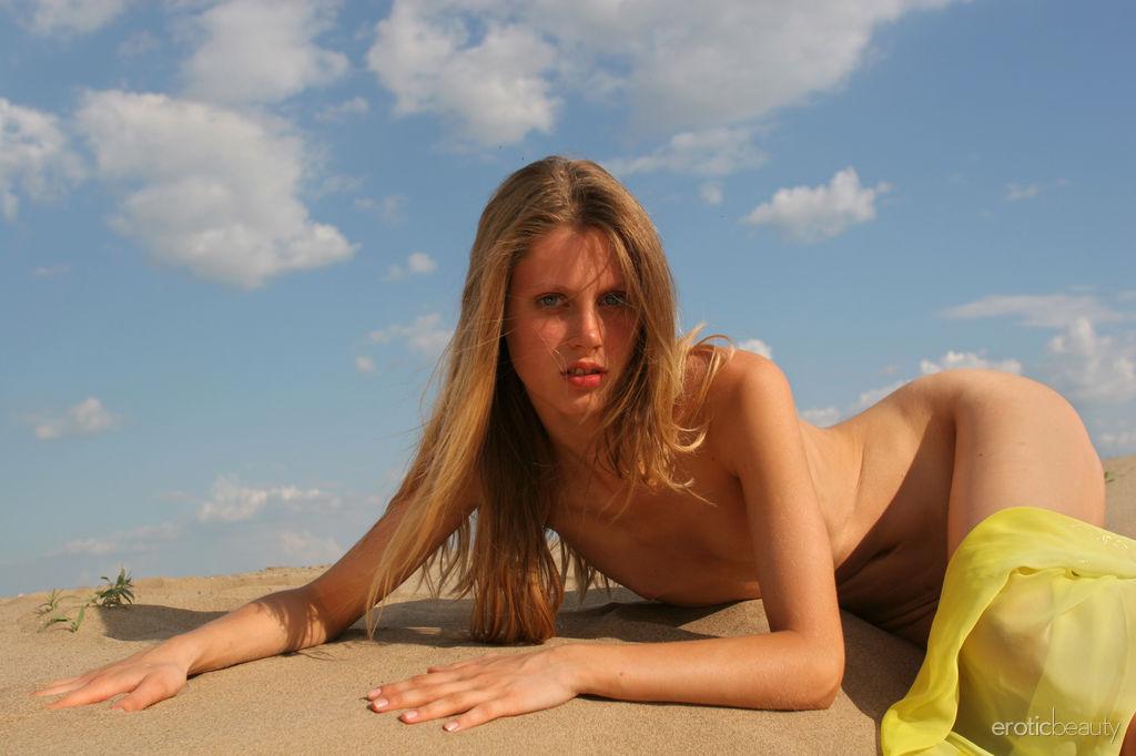 La petite blonde Kate F expose son corps nu et serré sur une plage.
 #60363867