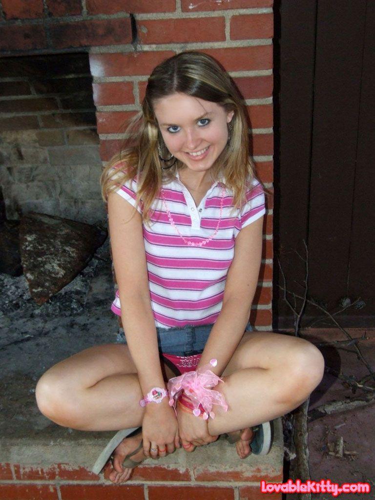 Bilder von liebenswertem Kätzchen, das draußen blinkt
 #58762224