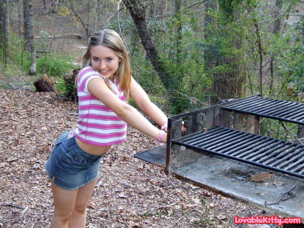 Bilder von liebenswertem Kätzchen, das draußen blinkt
 #58762472