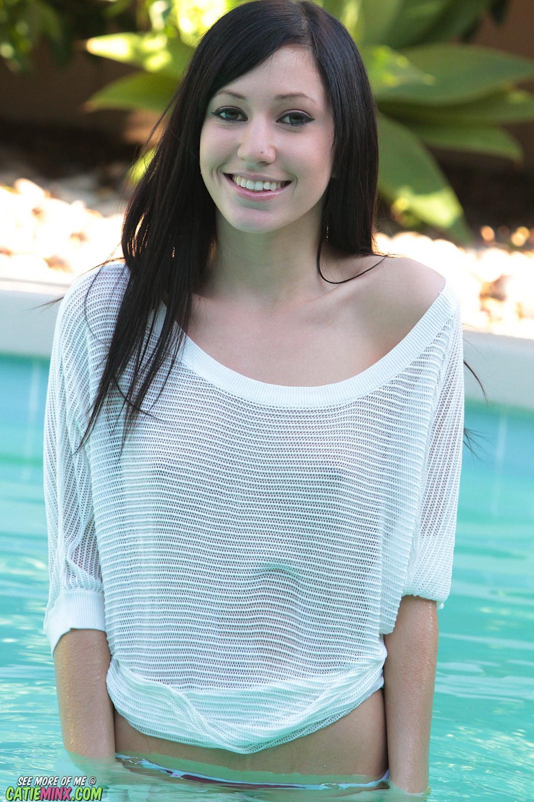 Catie Minx est si transparente qu'elle mouille sa couverture de piscine pour vous montrer ses jolis nichons.
 #53721055