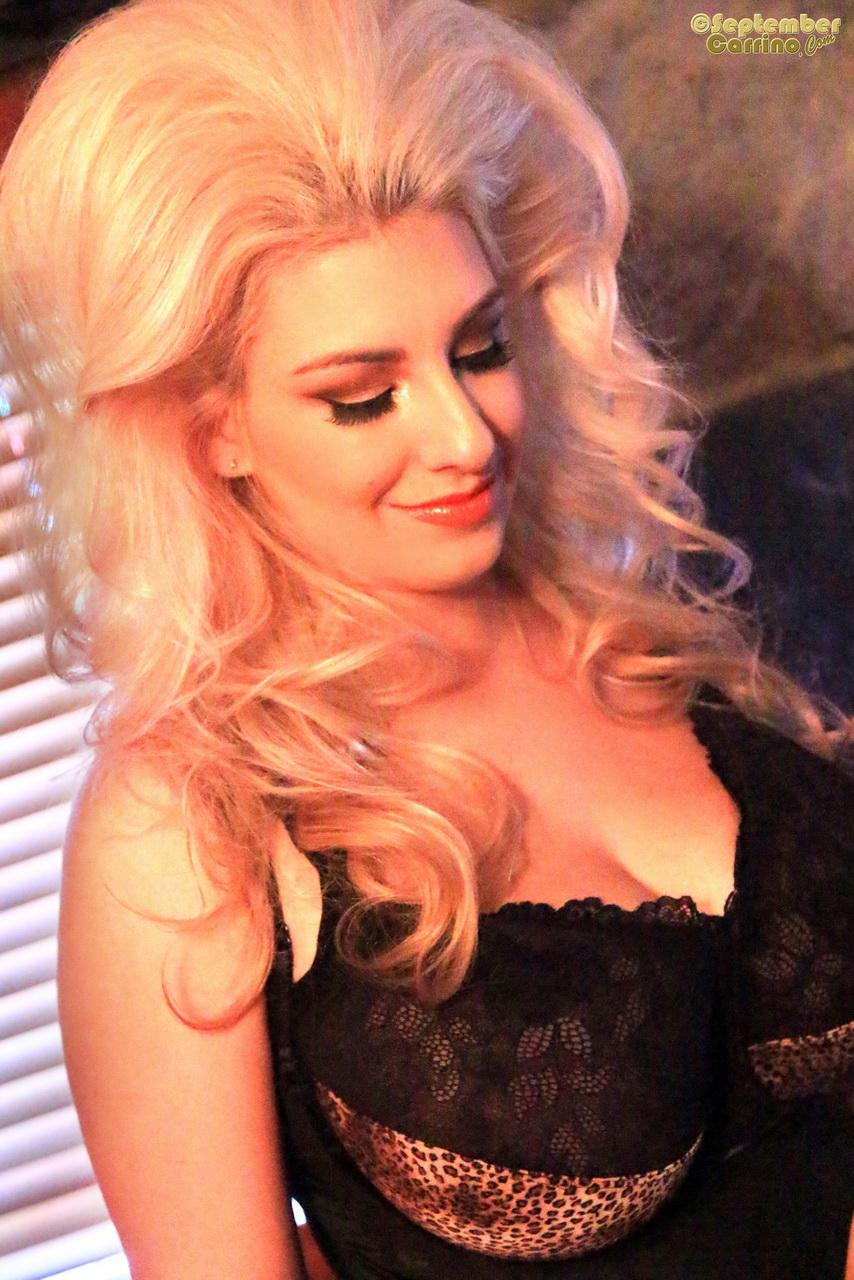 Vollbusige blonde september carrino zeigt ihre großen brüste in einem korsett
 #59945682
