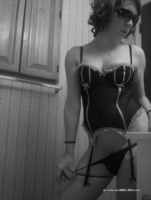 Foto di una ragazza in topless in bianco e nero
 #60719719