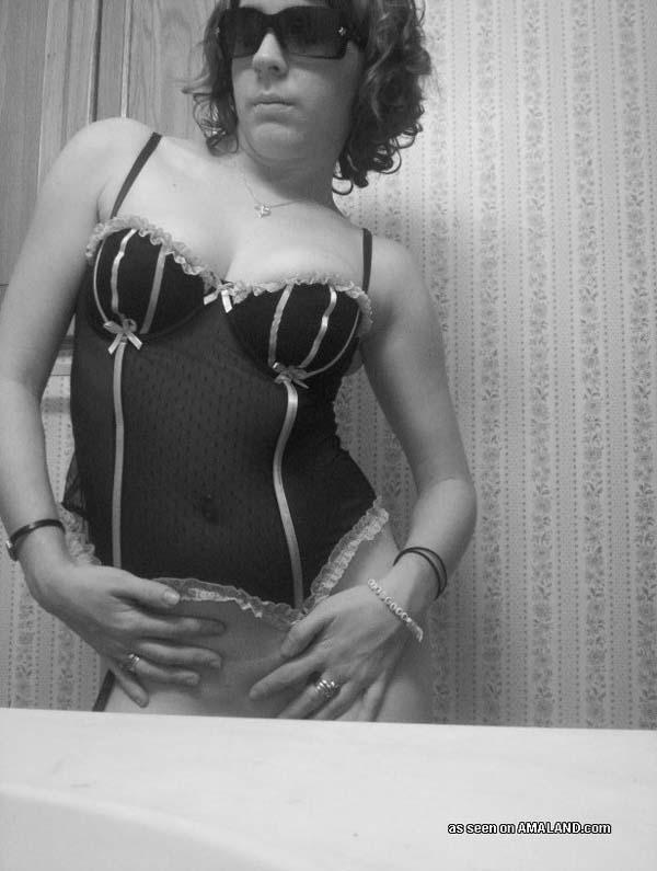 Fotos de una chica en topless en blanco y negro
 #60719753