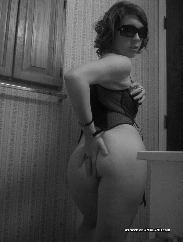 Bilder einer topless gf in schwarz-weiß
 #60719770