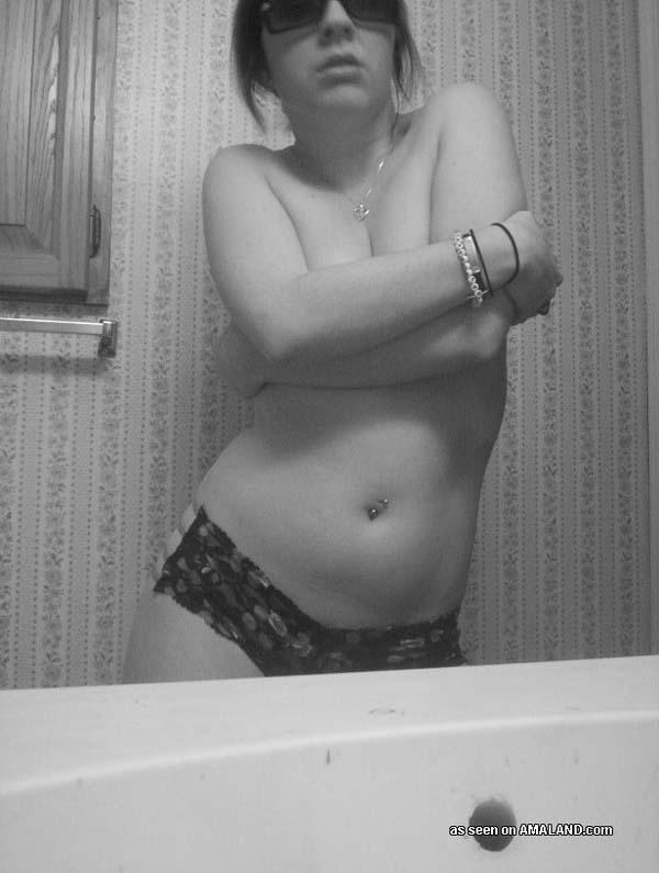 Bilder einer topless gf in schwarz-weiß
 #60719817