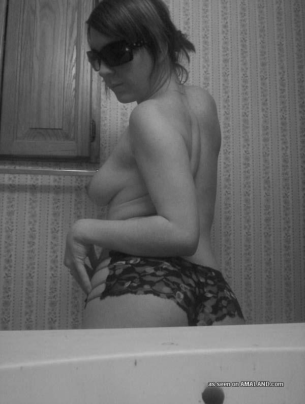 Bilder einer topless gf in schwarz-weiß
 #60719854