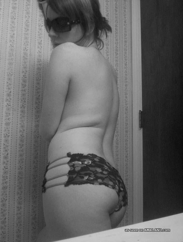 Bilder einer topless gf in schwarz-weiß
 #60719871