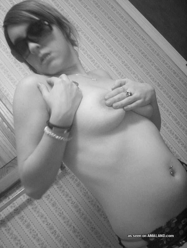 Fotos de una chica en topless en blanco y negro
 #60719909