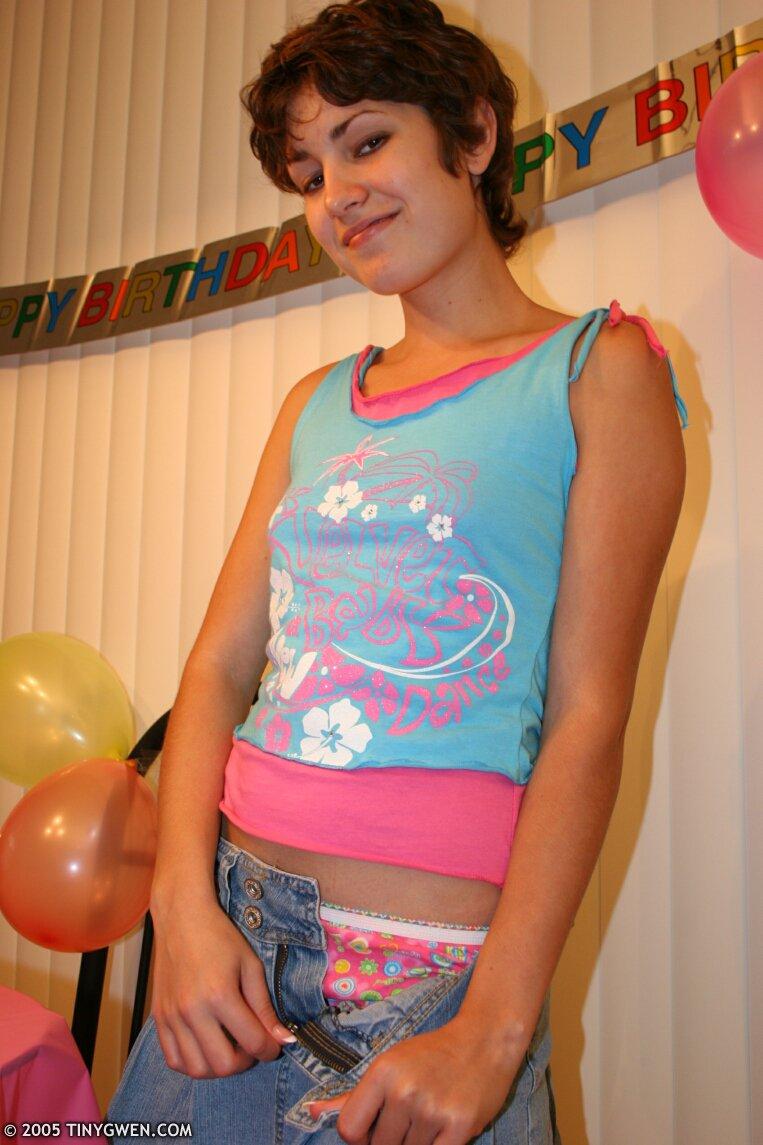 Bilder von Tiny Gwen, die ihren 18. Geburtstag feiert
 #60102755