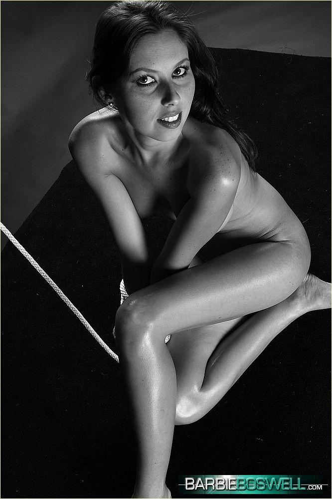 Fotos de la joven barbie boswell atada en blanco y negro
 #53412090