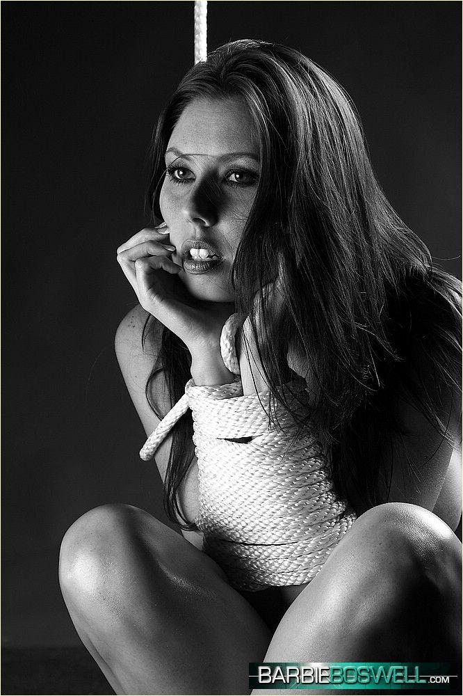 Fotos de la joven barbie boswell atada en blanco y negro
 #53412179