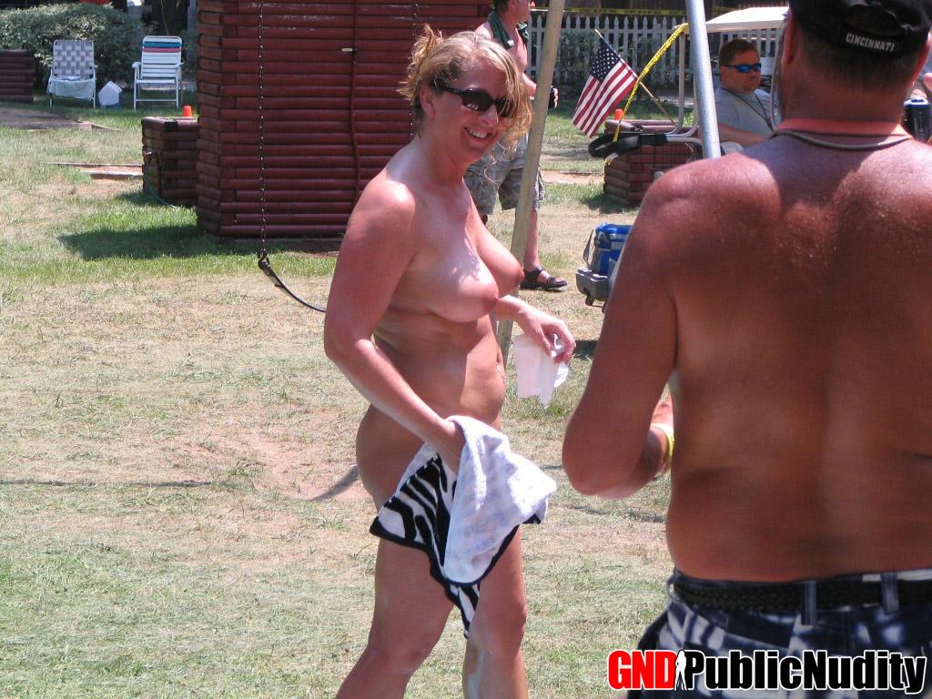 Gente desnuda al azar en una fiesta de desnudez pública al aire libre
 #60507020