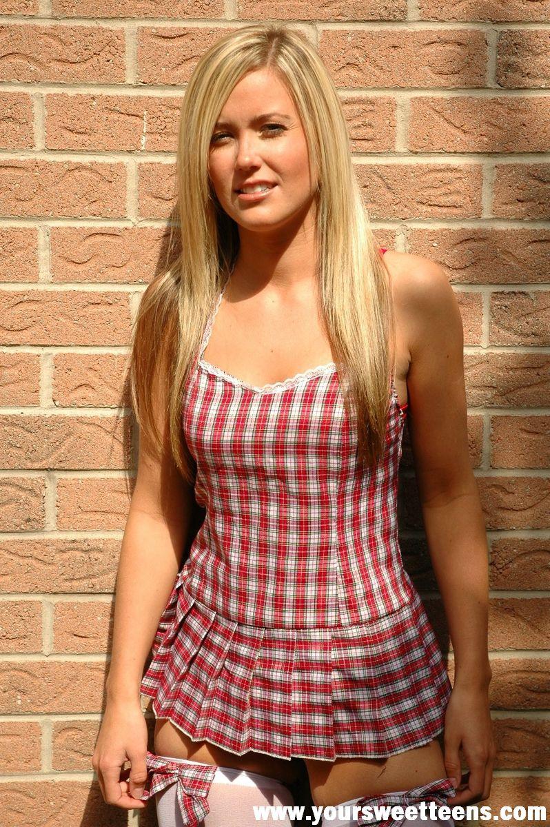 Fotos de una joven rubia con un vestido a cuadros y medias blancas
 #60935888