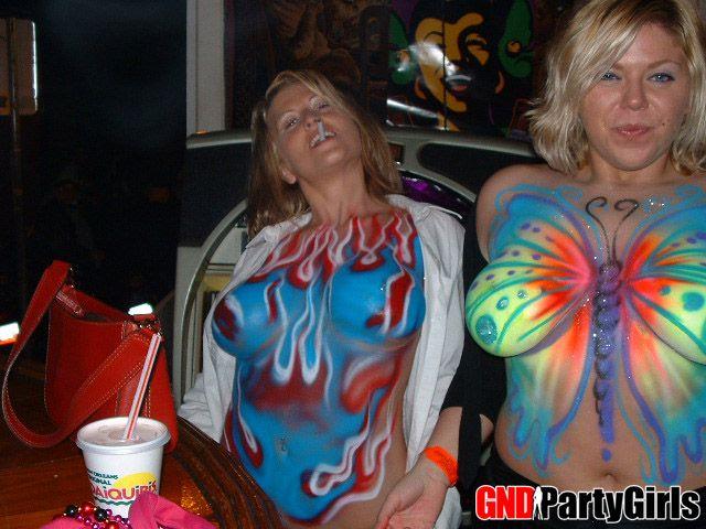 Bilder von wilden und betrunkenen Teenie-Mädchen, die blinken
 #60506272