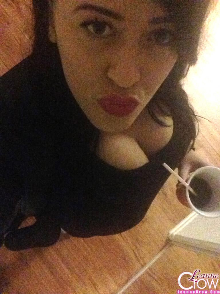 Leanne Crow, la poupée aux gros seins, partage des selfies très sexy
 #58873069