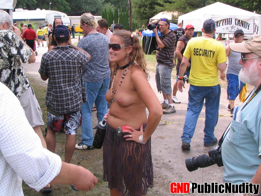 Múltiples strippers en el escenario mostrándose en una fiesta de desnudez pública al aire libre
 #60507620